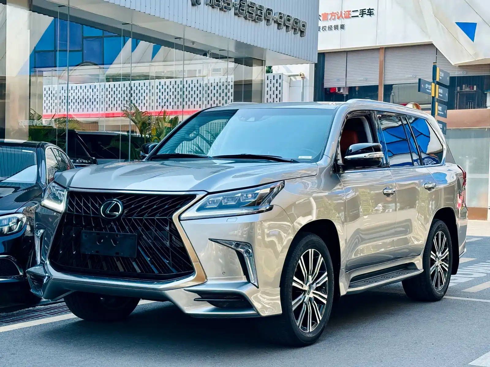 Фото 1 - Lexus LX