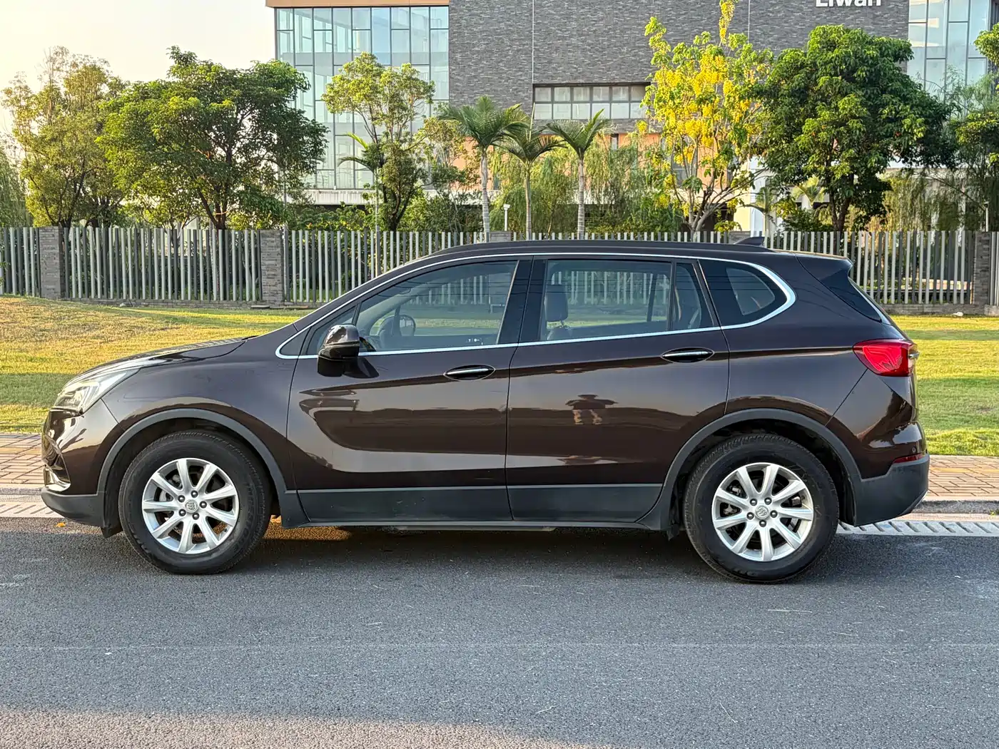 Buick Envision Plus 2020 20T FWD Leading фото 2