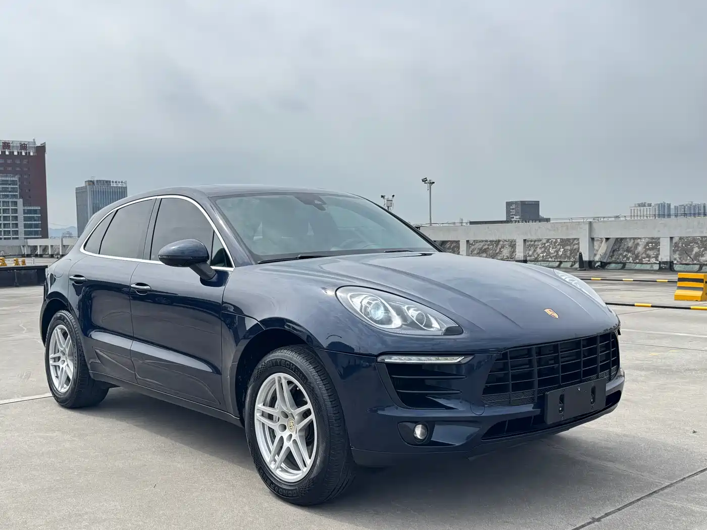 PORSCHE MACAN