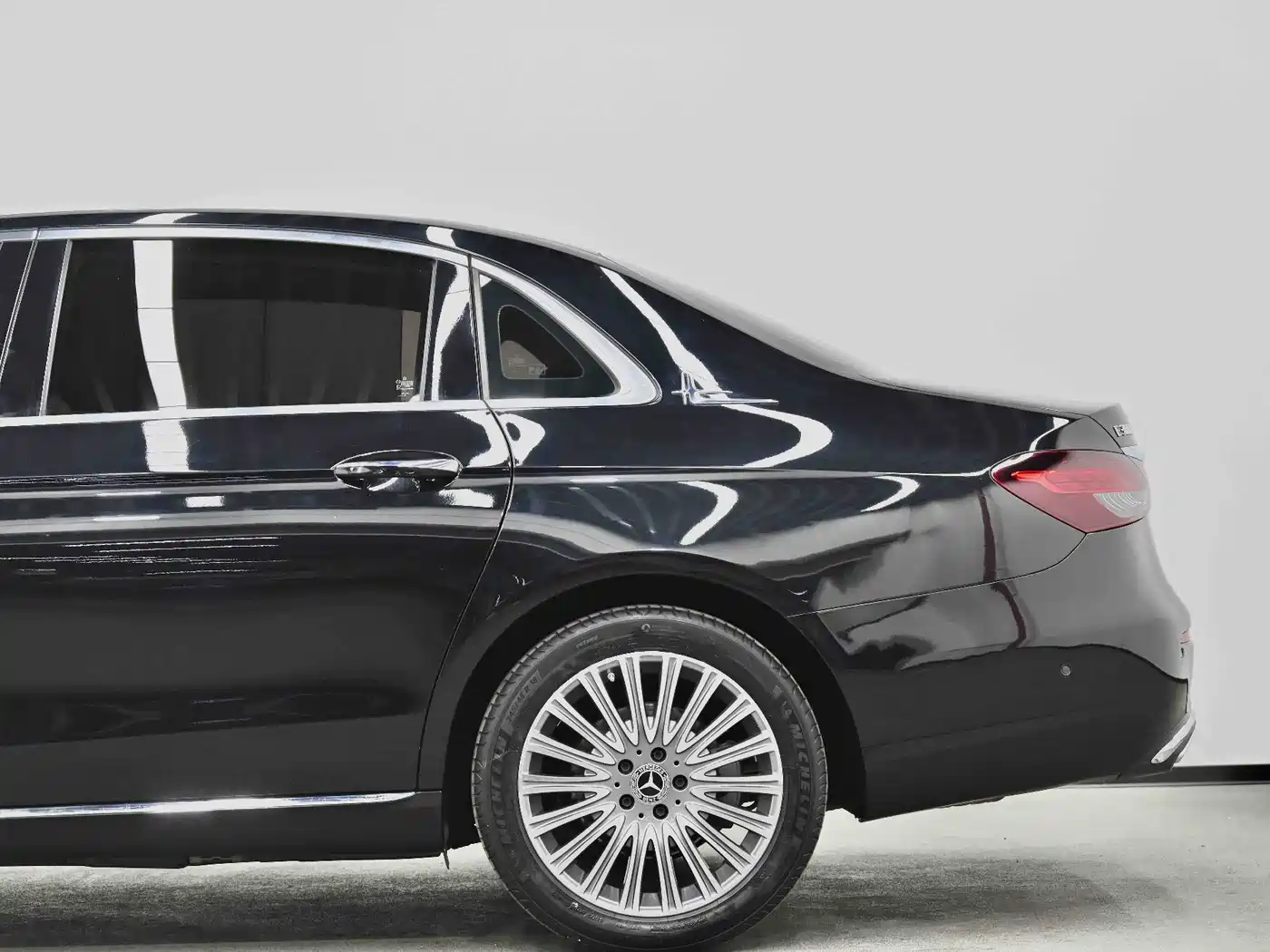 Mercedes-Benz E-Class 2022 E 300 L Luxury фото 22