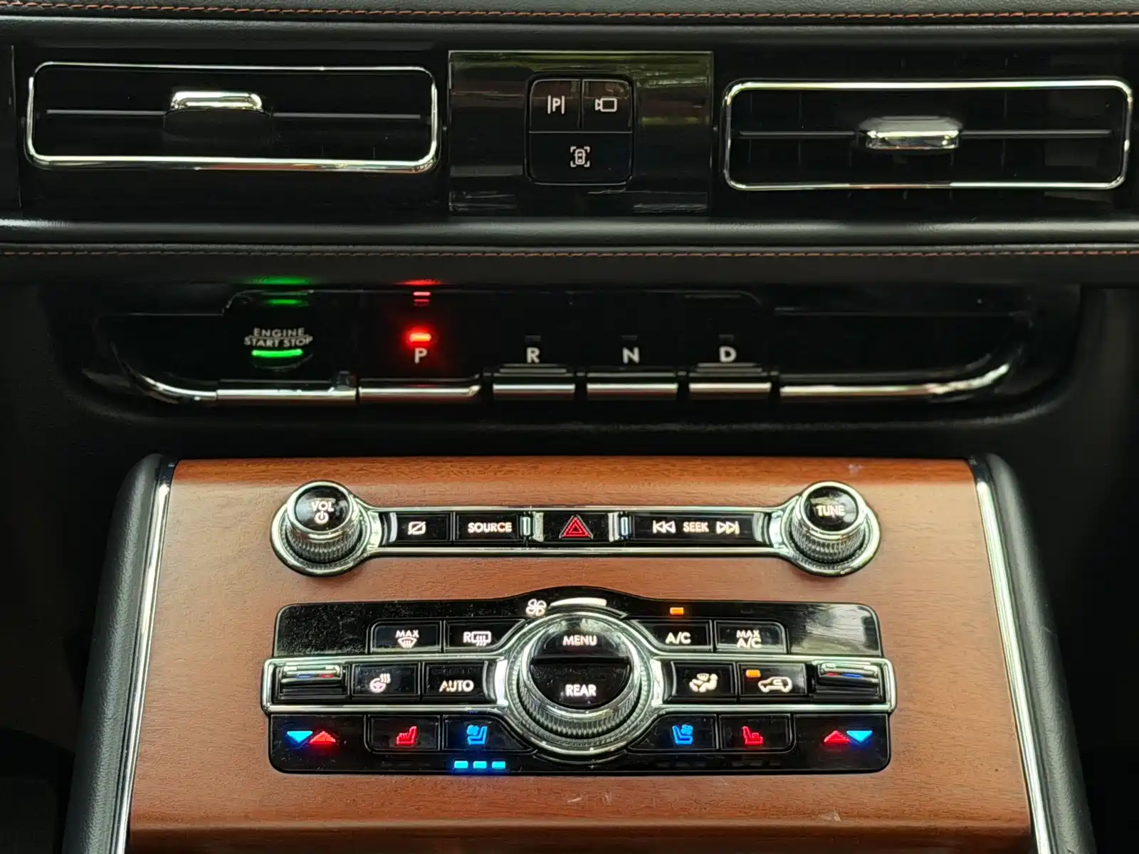 Фото 10 - Lincoln Aviator