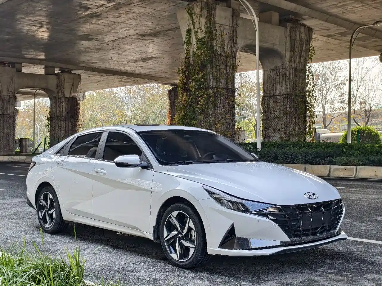 Hyundai Elantra 2022 1.5L CVT LUX Premium Edition фото 3