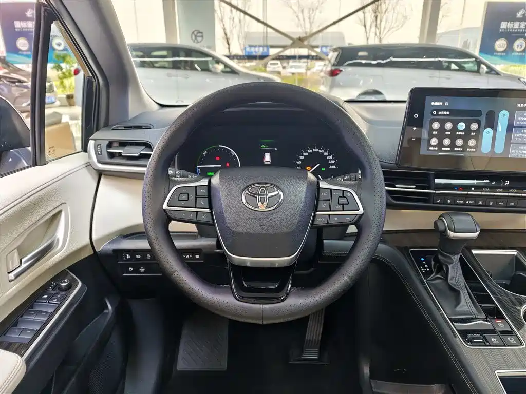 Toyota Sienna 2024 2.5L Hybrid Premium Edition фото 24