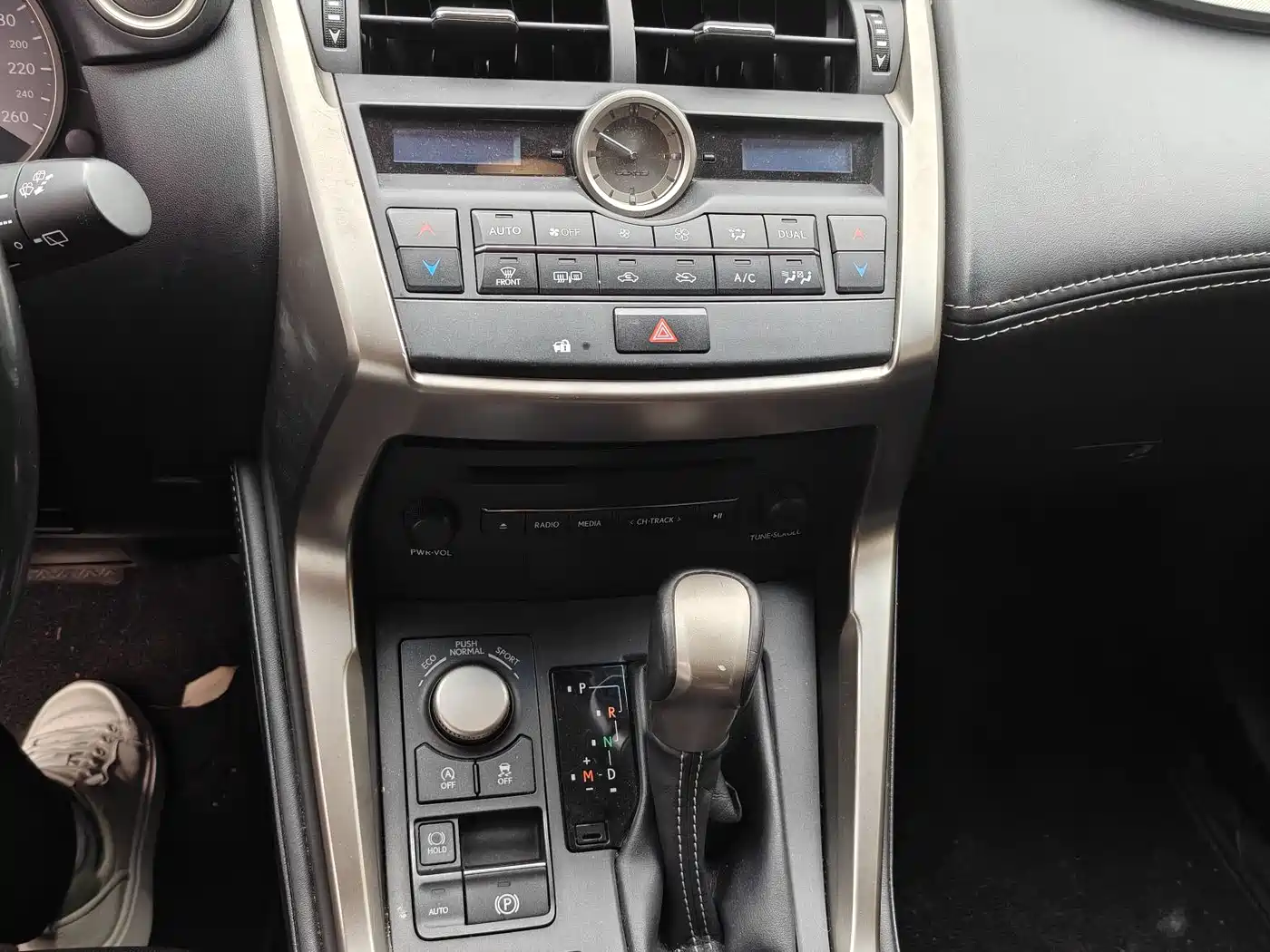 Lexus NX 2015 200 FWD Premium фото 6