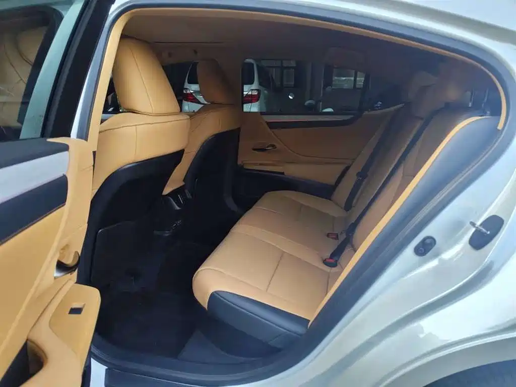Lexus ES 2025 2025 300h Ultimate Edition