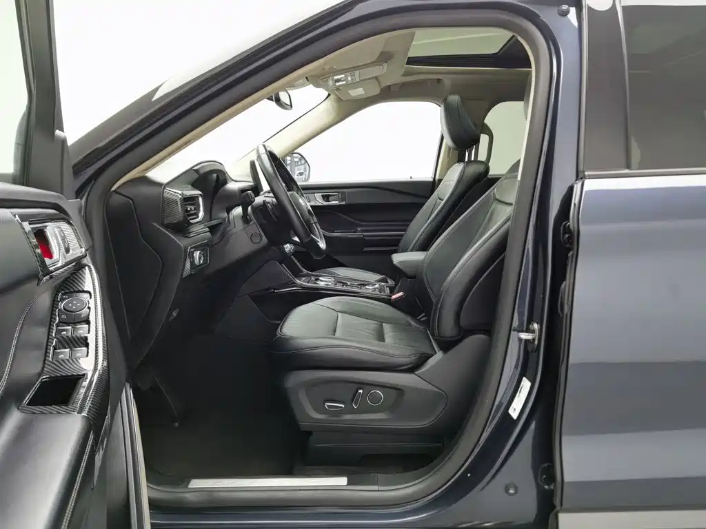 Фото 10 - Ford Explorer