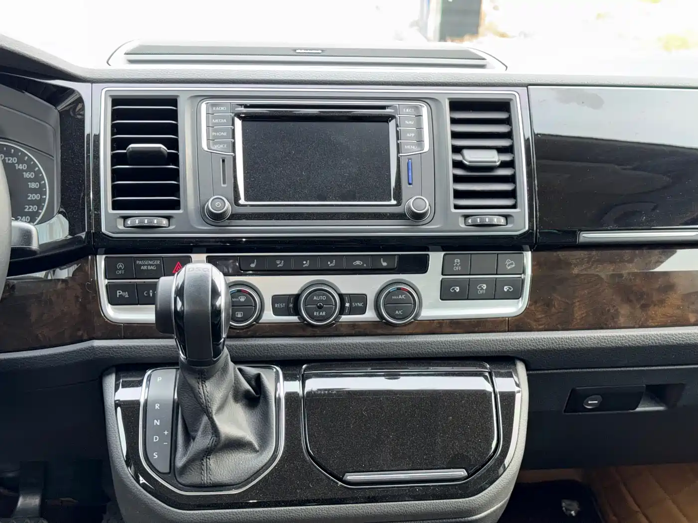 Volkswagen Multivan 2018 2.0TSI 4WD Premium Edition 7-Seater фото 10