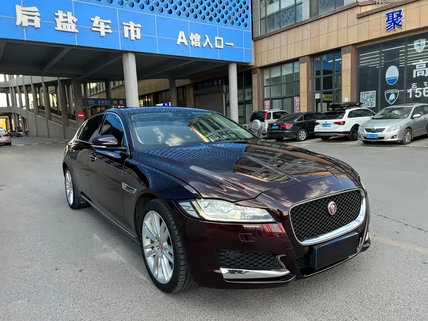 Photo 5 - Jaguar XFL
