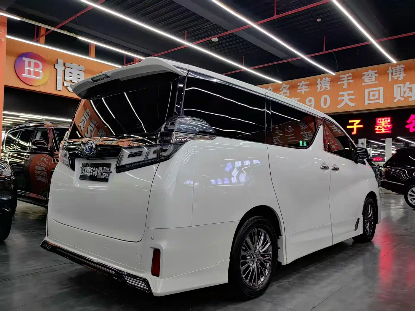 Toyota Vellfire 2019 Hybrid 2.5L HV Premium Edition фото 17