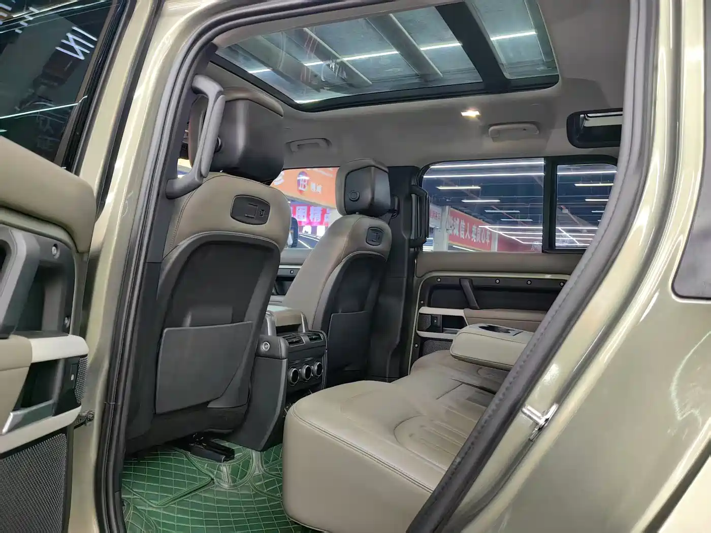 Land Rover Defender 2021 110 P400 Dark Special Edition фото 15