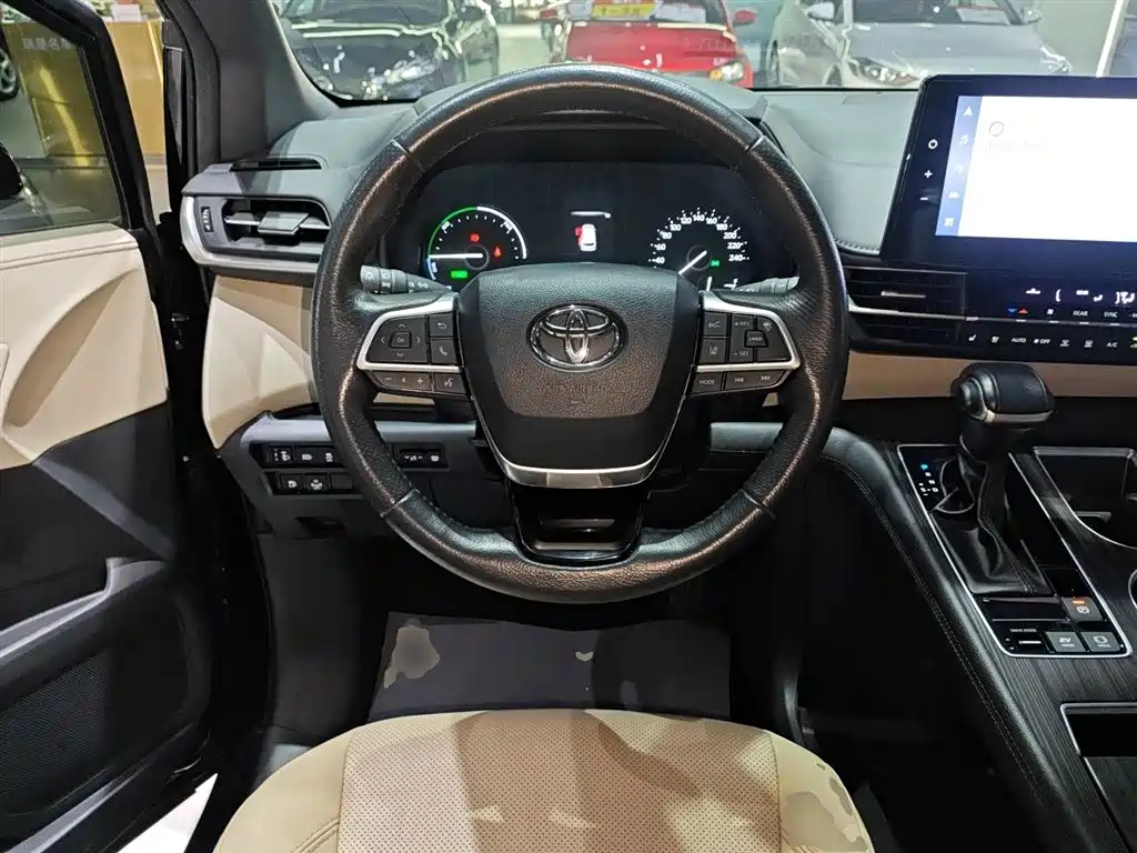 Toyota Granvia 2023 2.5L Hybrid VIP Edition фото 11