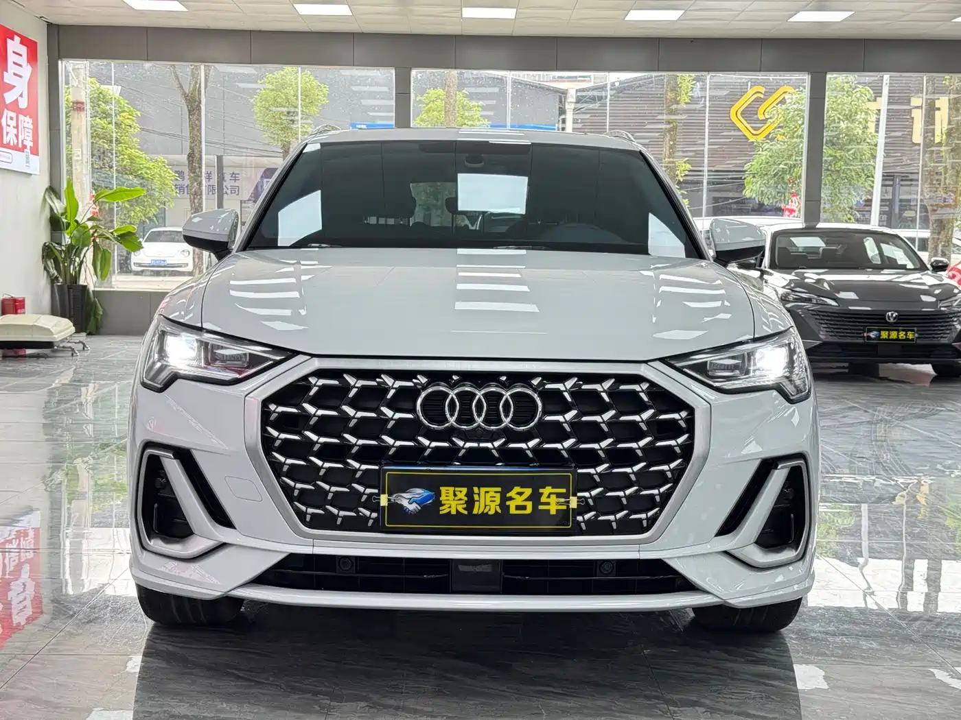 Photo 2 - Audi Q3