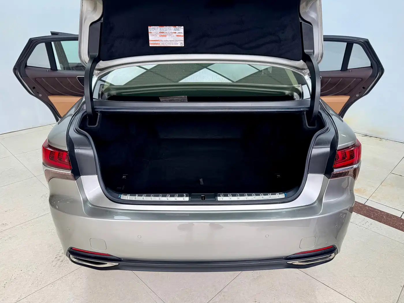 Photo 22 - Lexus LS