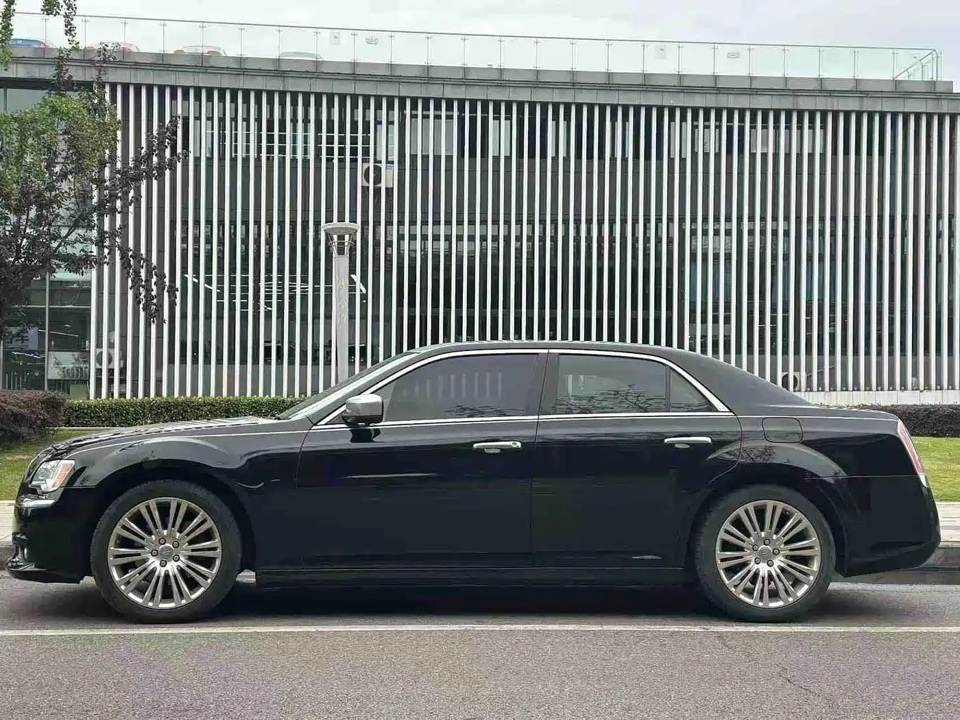 Photo 14 - Chrysler 300C (Import)