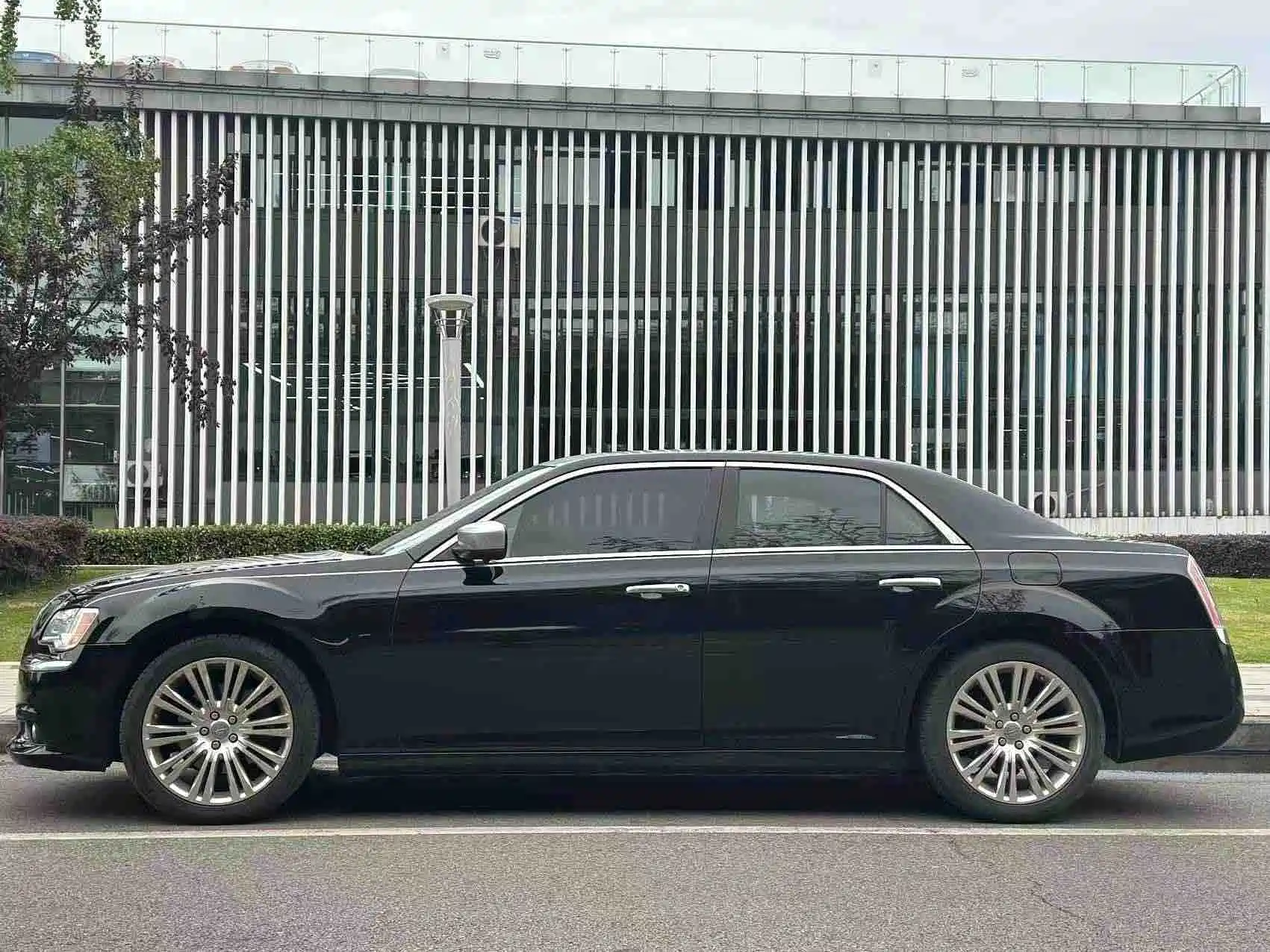 صورة 14 - Chrysler 300C (Import)