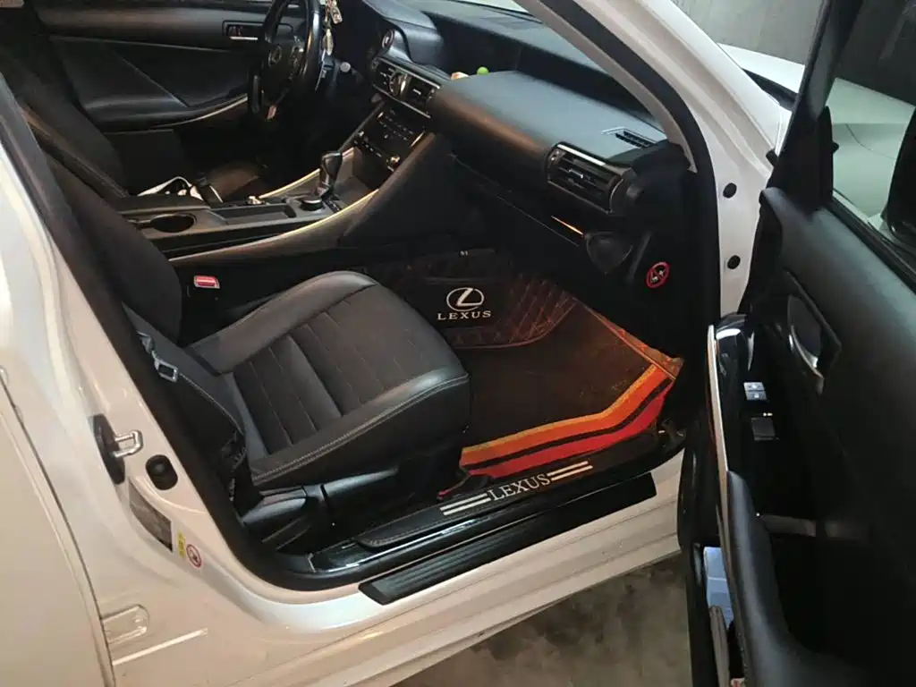 Lexus IS 2018 2017 300 Leading Edition