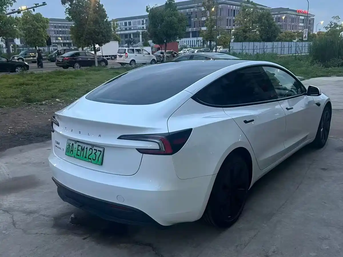 TESLA MODEL 3