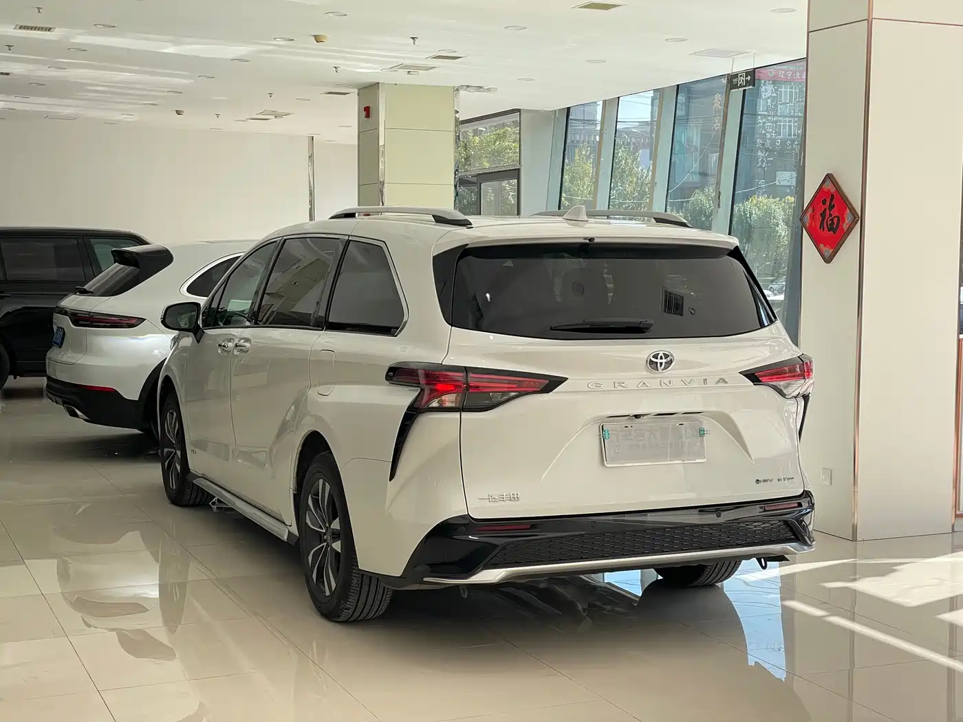 Toyota Granvia 2024 2.5L Hybrid Premium PLUS 4WD Edition фото 4