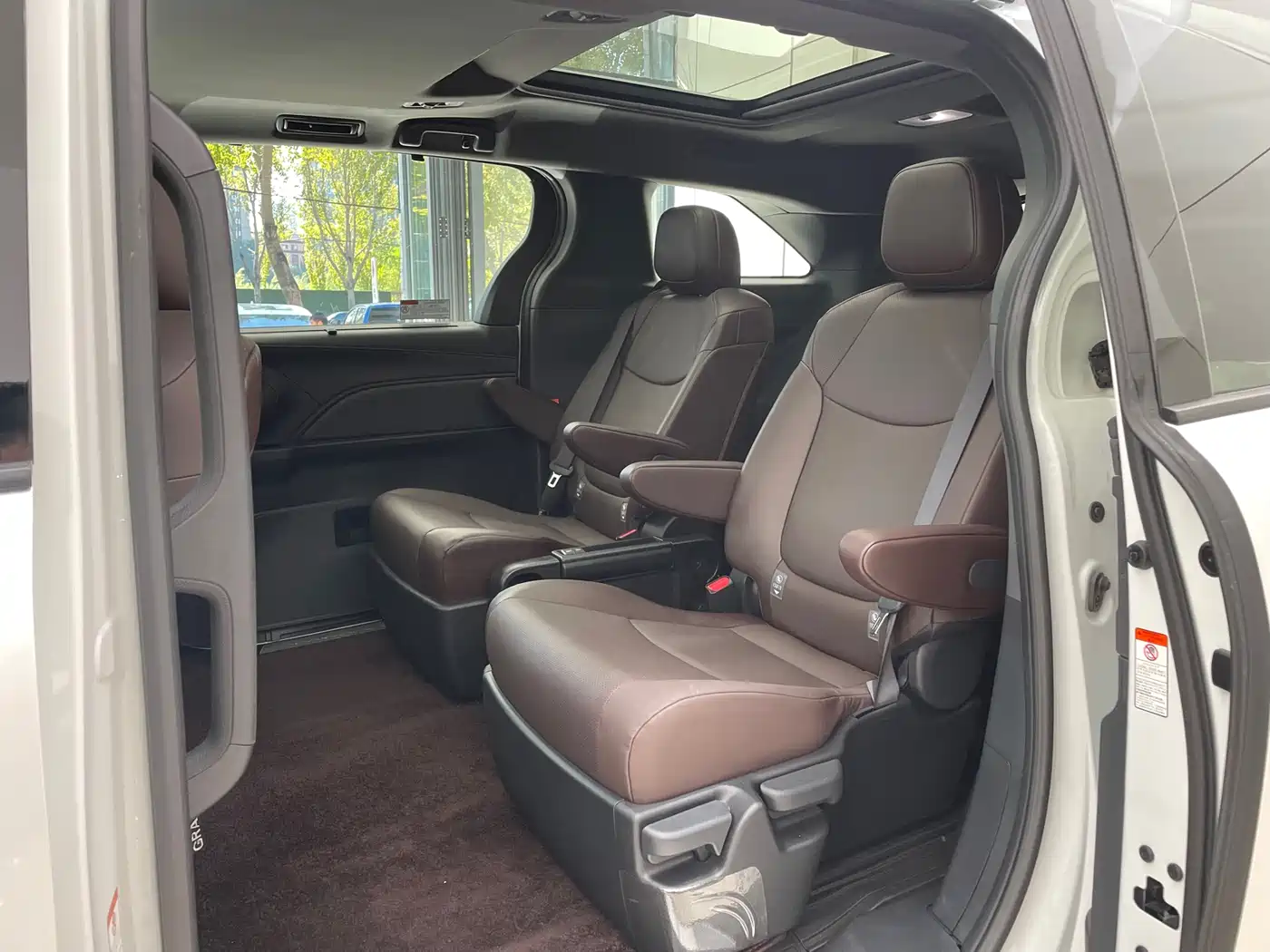 Toyota Granvia 2024 2.5L Hybrid Premium PLUS 4WD Edition фото 12
