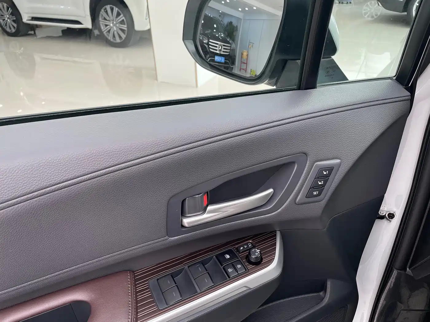 Toyota Granvia 2024 2.5L Hybrid Premium PLUS 4WD Edition фото 31