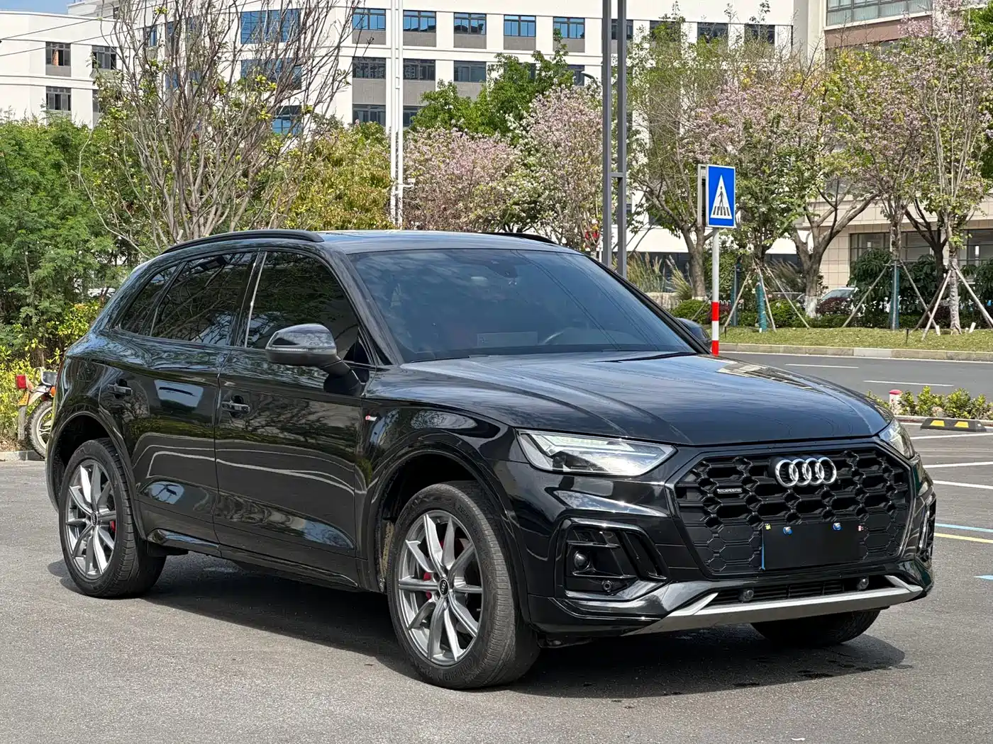 Audi Q5L 2024 Model 40 TFSI Luxury Dynamic фото 3