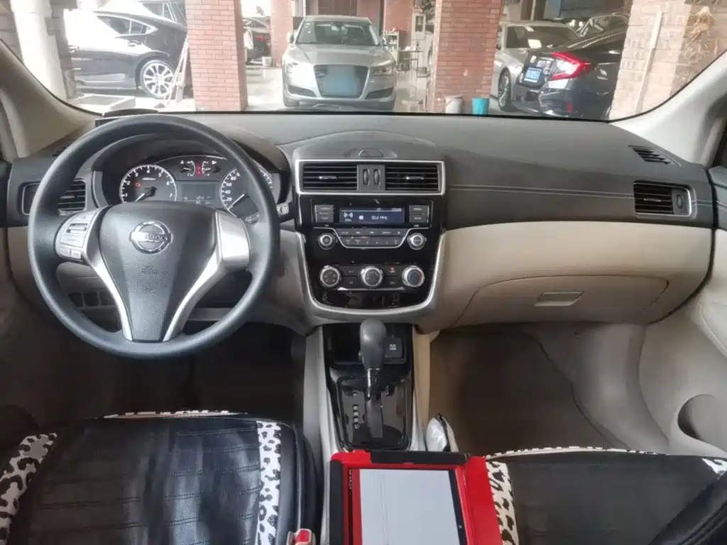 صورة 10 - Nissan Tiida