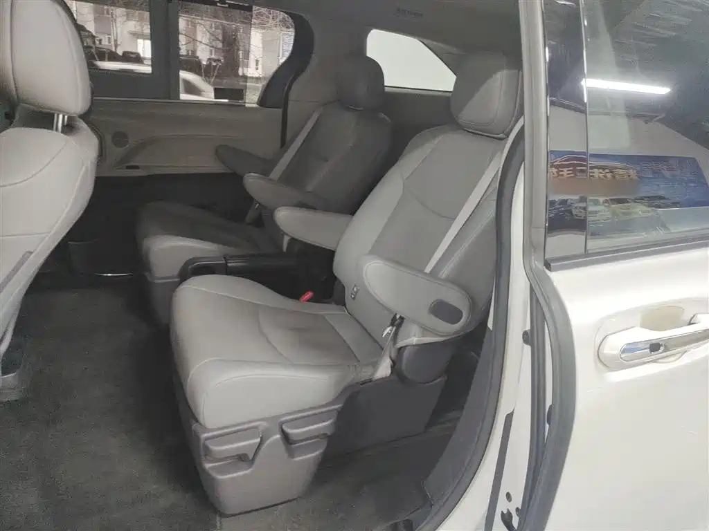 Toyota Sienna 2023 2.5L Hybrid Luxury Edition фото 16