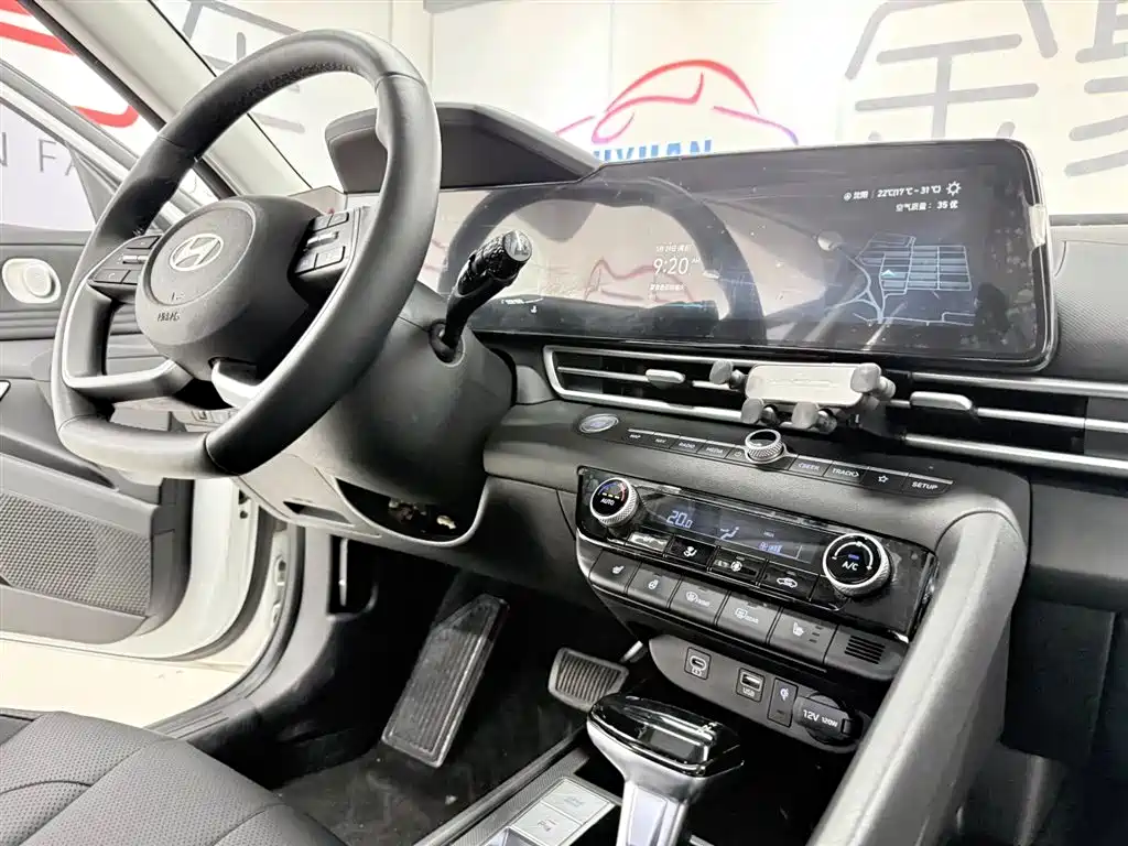 Hyundai Elantra 2023 Model 1.5L CVT LUX Premium Edition фото 18
