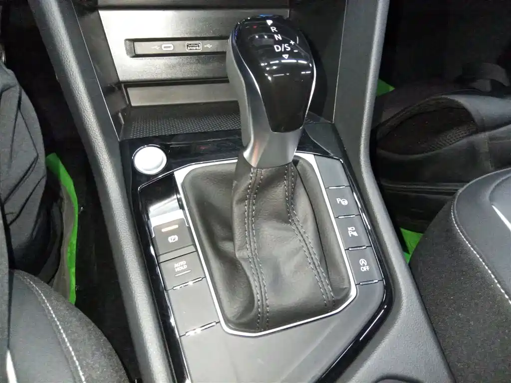 Volkswagen Tiguan L 2025 330TSI Automatic 2WD R-Line Dragon Glory Edition фото 10