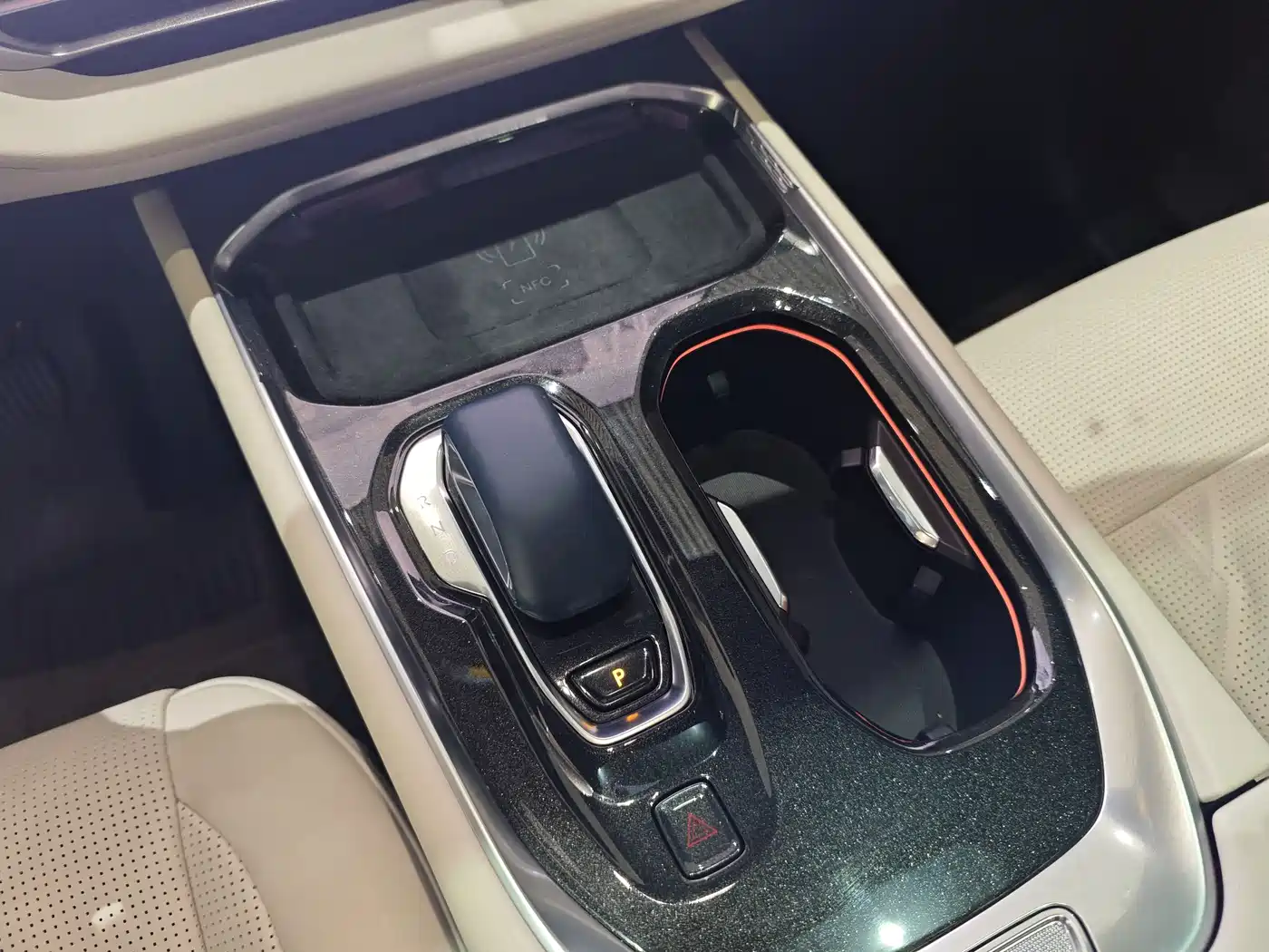 ZEEKR 009 2025 2024 6-seat Executive AWD 108kWh