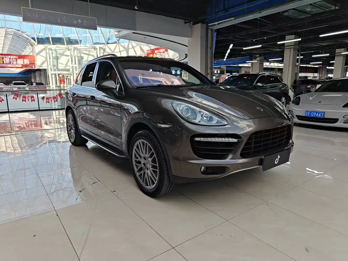 Photo 2 - Porsche Cayenne