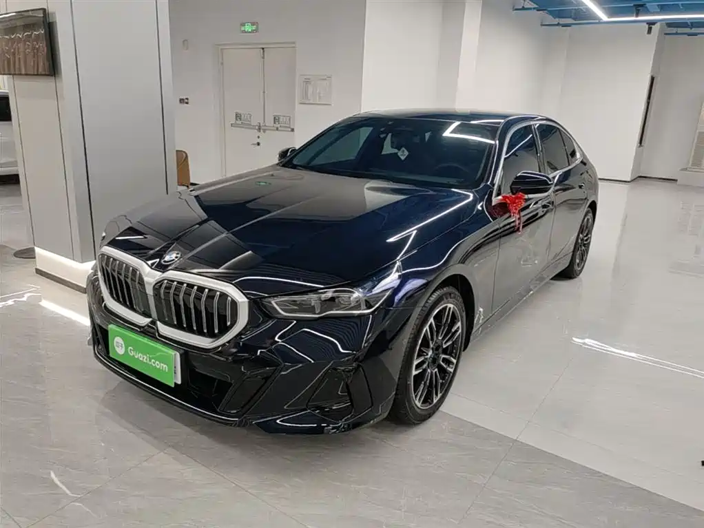 BMW 5 Series 2026 530Li Leading M Sport Package фото 2
