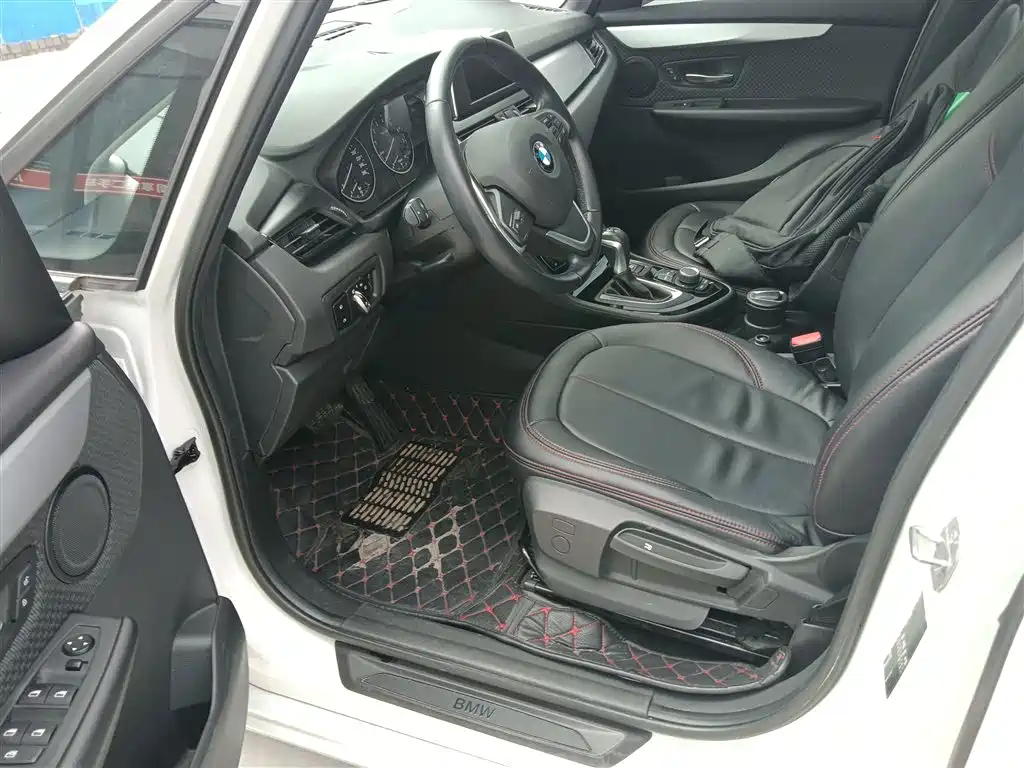 BMW 2 Series Touring 2016 218i Leading фото 11