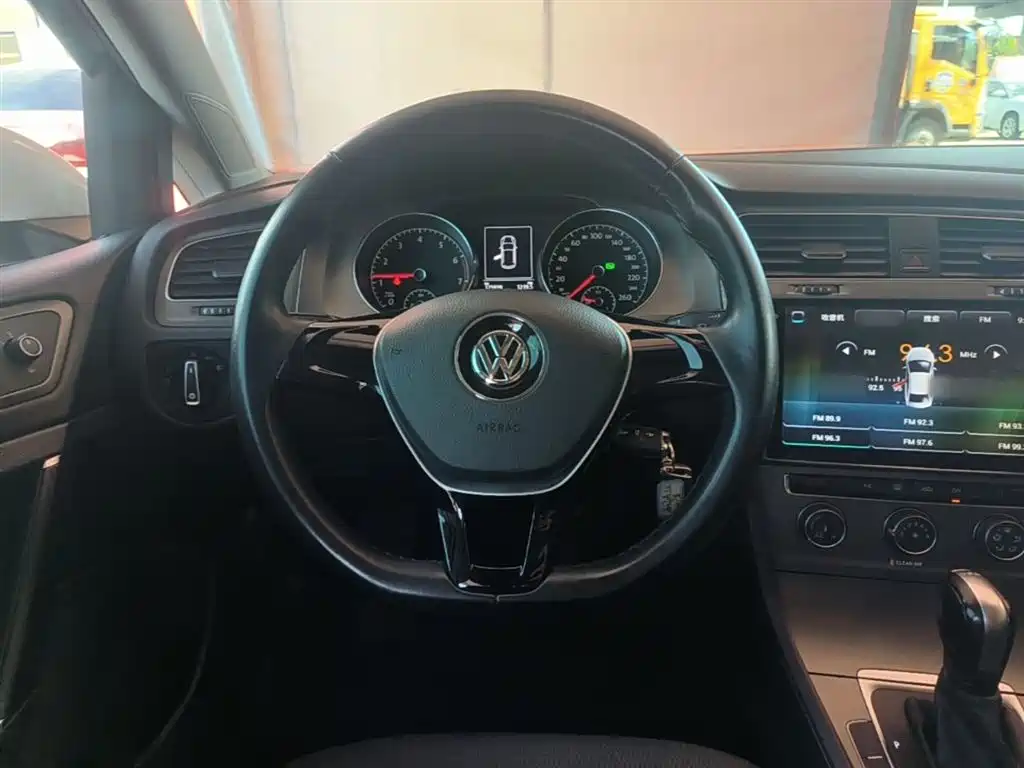 Volkswagen Golf 2016 230TSI Automatic Comfort фото 11