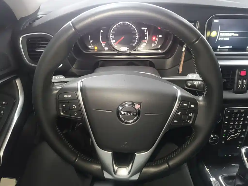 Фото 11 - Volvo V40