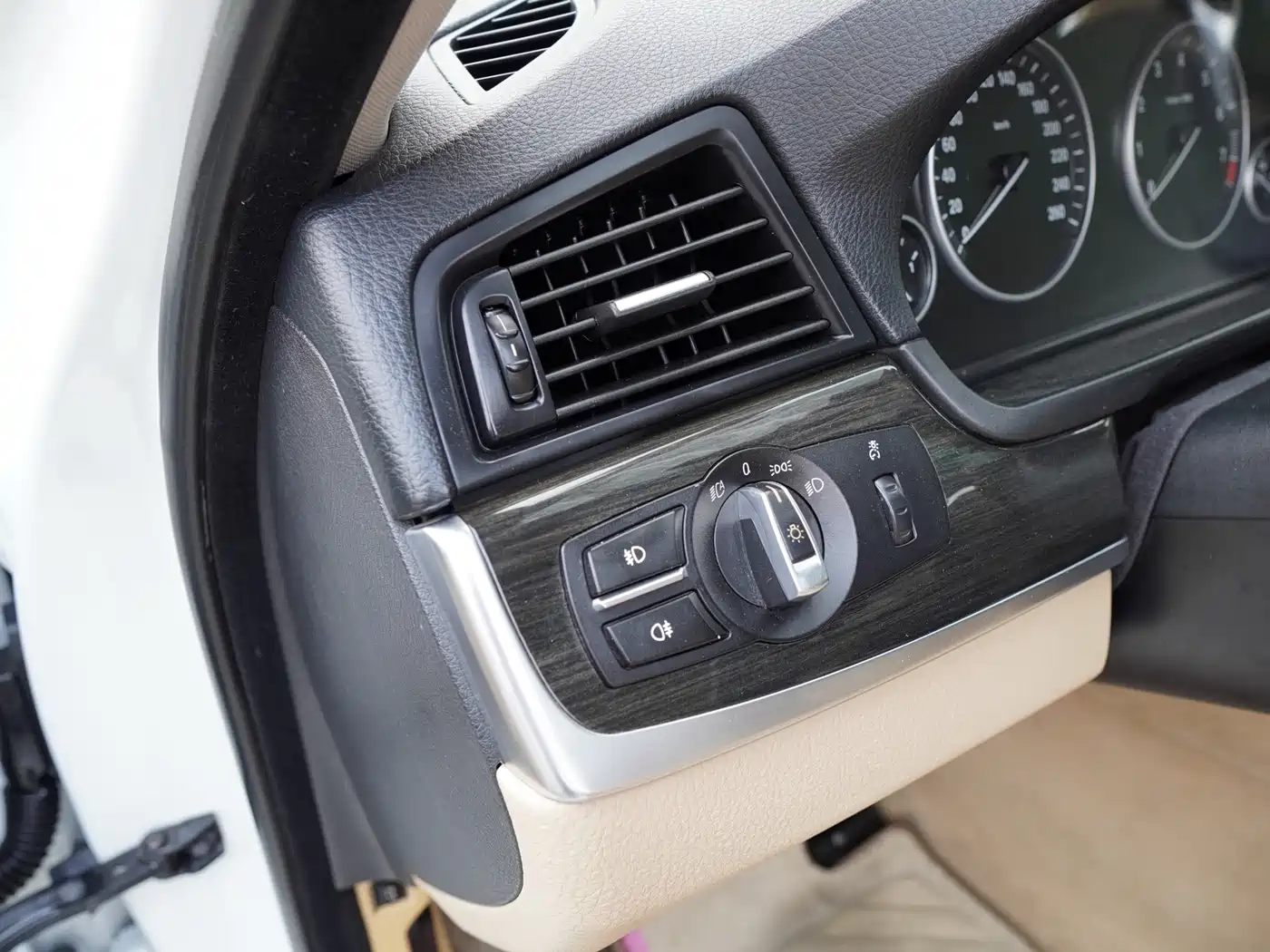 BMW 5 Series 2011 535Li Leading фото 19