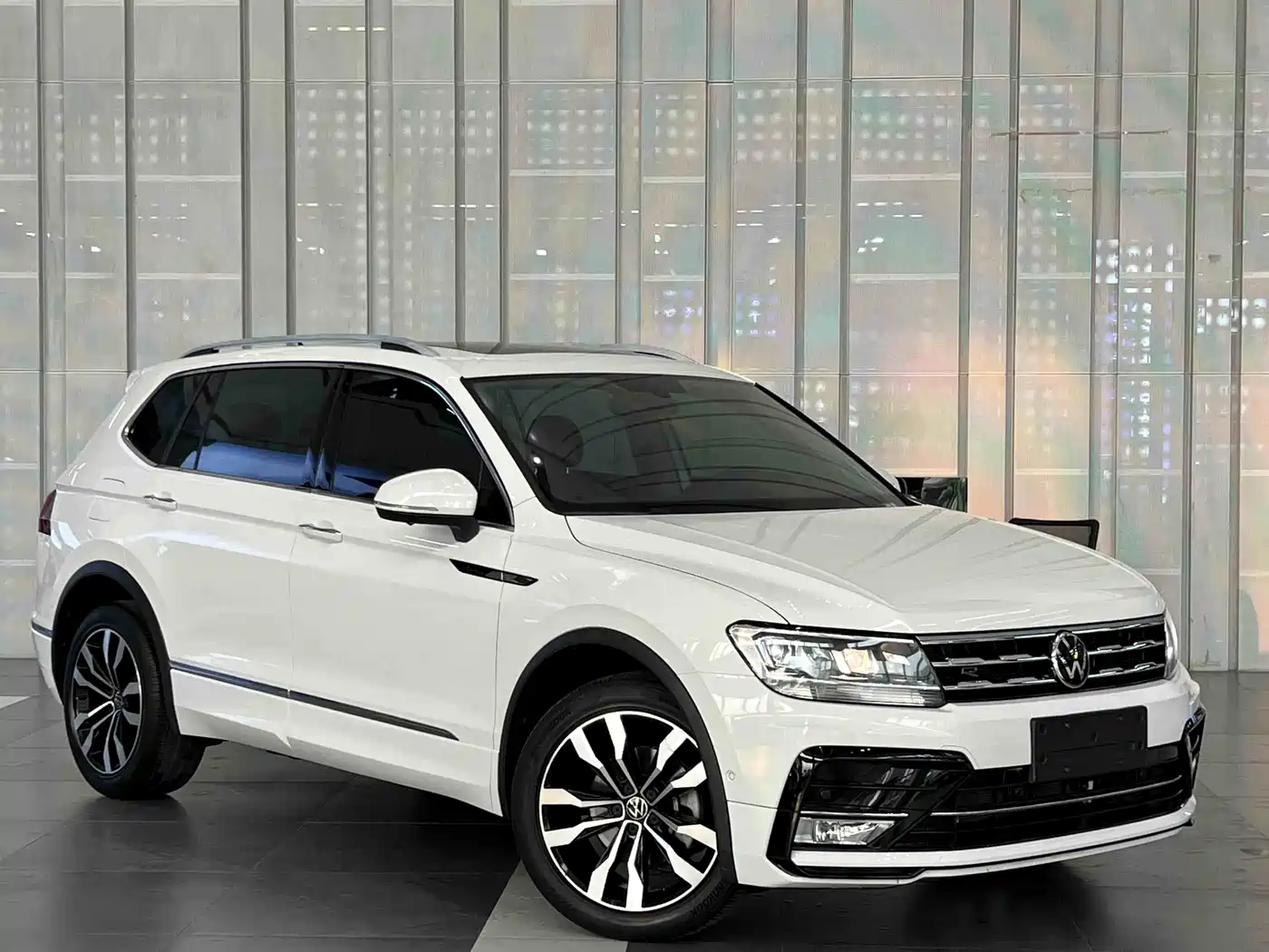 Volkswagen Tiguan L 2021 330TSI Automatic 2WD R-Line Premium фото 3