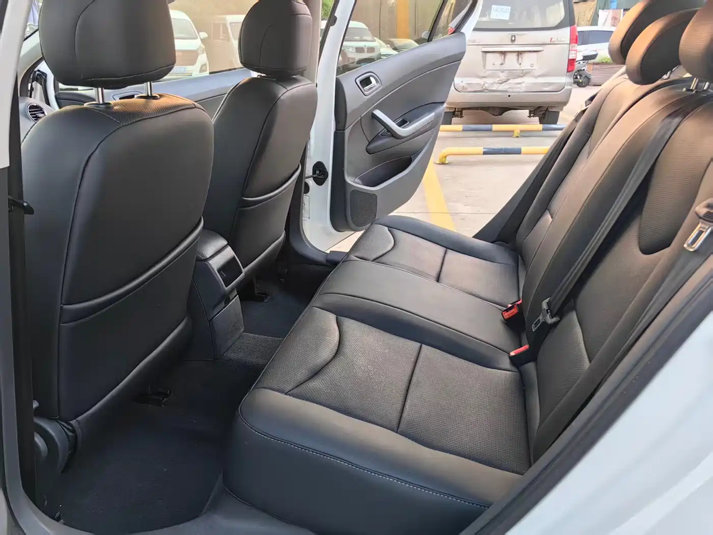 Peugeot 408 2013 2.0L Automatic Comfort Edition фото 5