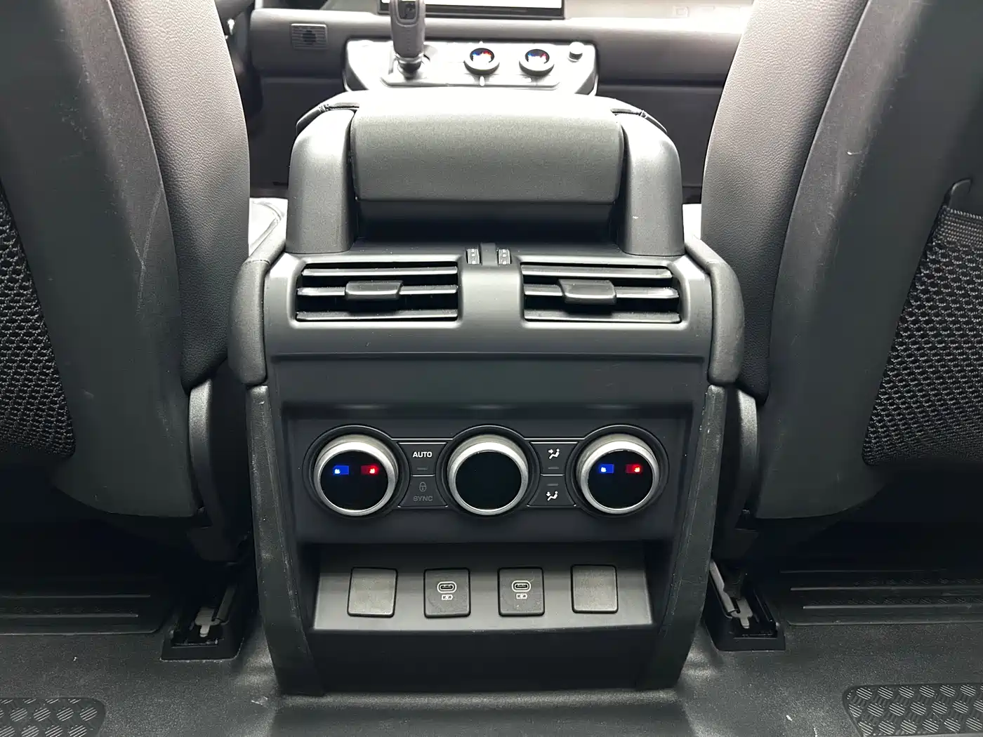 Land Rover Defender 2024 90 2.0T P300 S фото 17