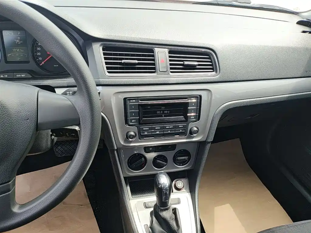 Volkswagen Lavida 2013 Facelift Classic 1.6L Automatic Trend фото 10