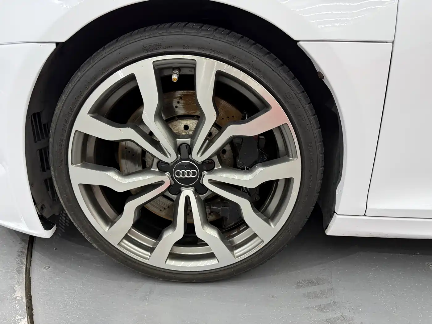Audi R8 2010 5.2 FSI quattro фото 16