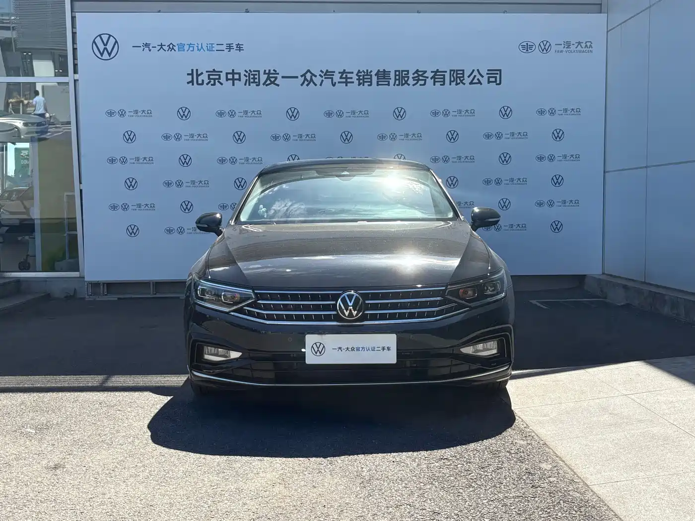 Volkswagen Magotan 2023 Model 2 Million Commemorative Edition 330TSI DSG Luxury фото 2