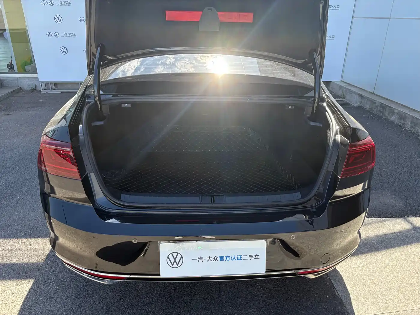 Volkswagen Magotan 2023 Model 2 Million Commemorative Edition 330TSI DSG Luxury фото 12