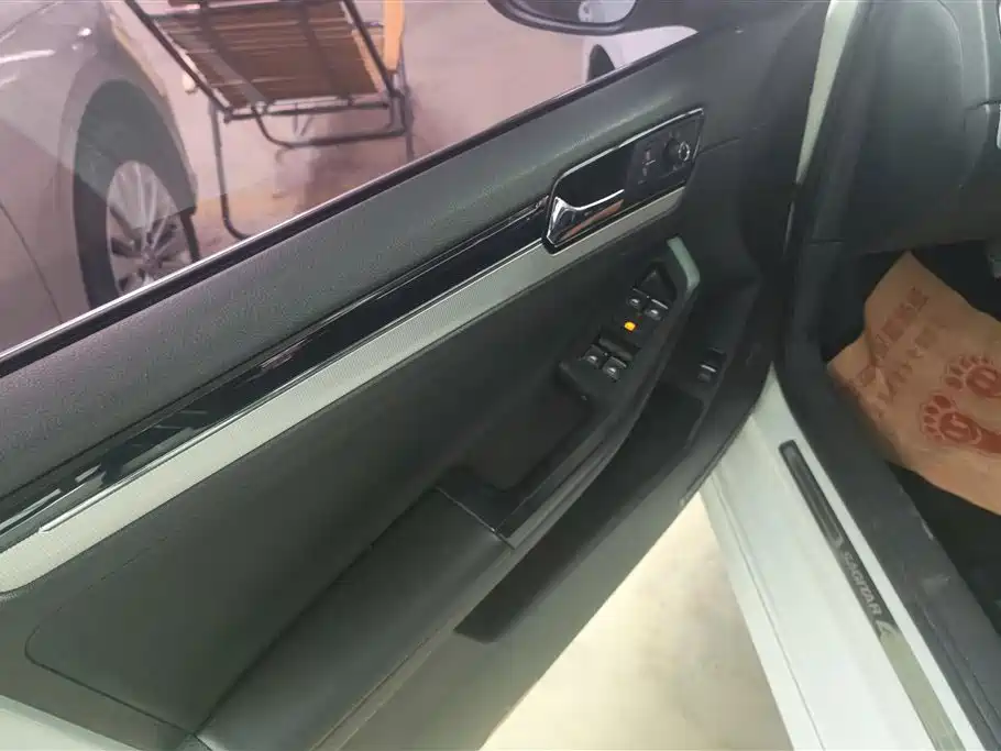 Volkswagen Sagitar 2018 280TSI DSG Spark Edition фото 7