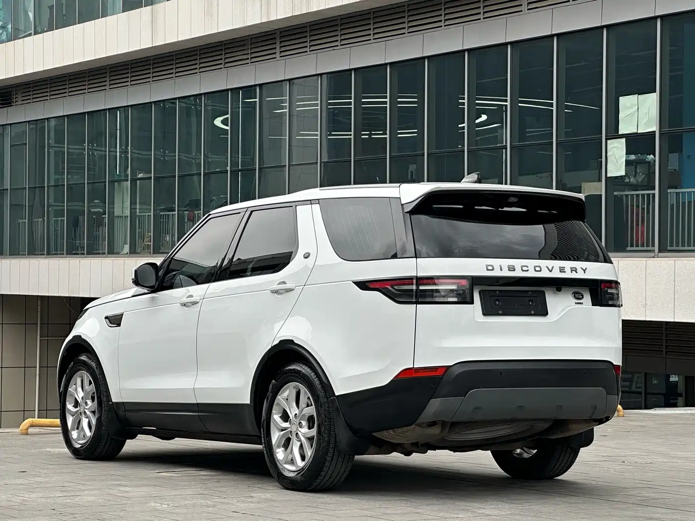 Land Rover Discovery 2017 3.0 SC V6 SE фото 4