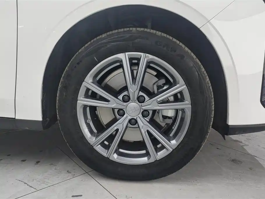 Geely Galaxy Galaxy L6 2025 EM-i 140km Voyage Edition фото 6