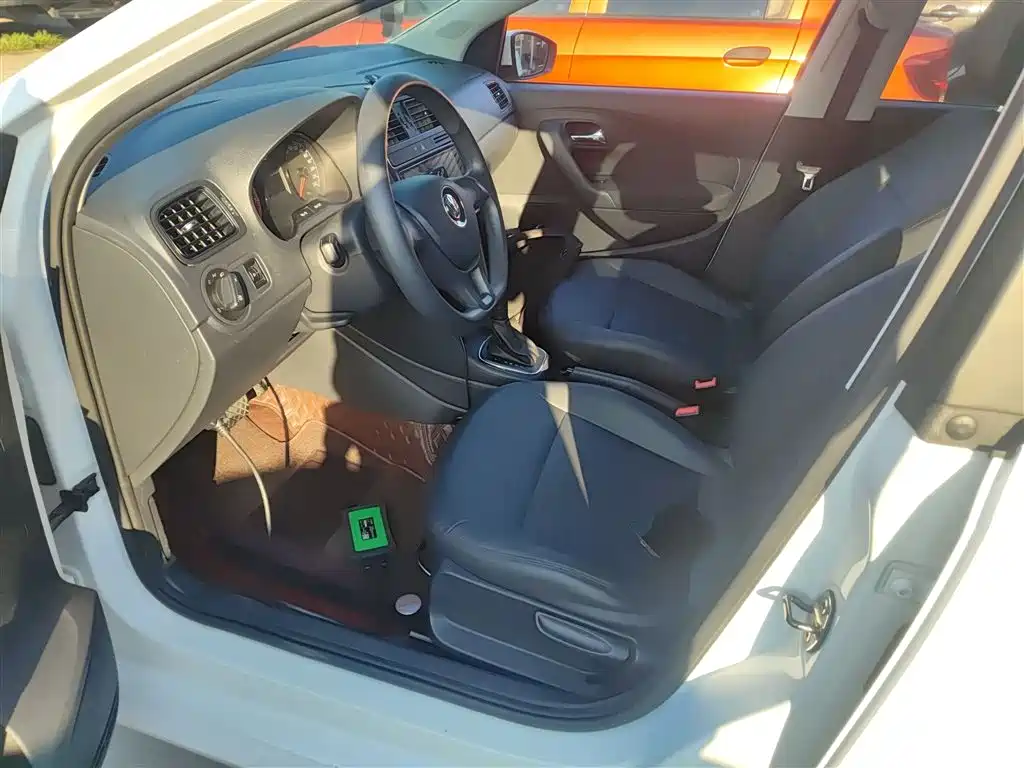 Volkswagen Polo 2016 1.4L Automatic Trend фото 16