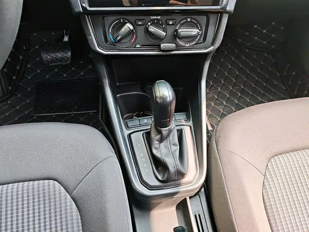 VOLKSWAGEN SANTANA