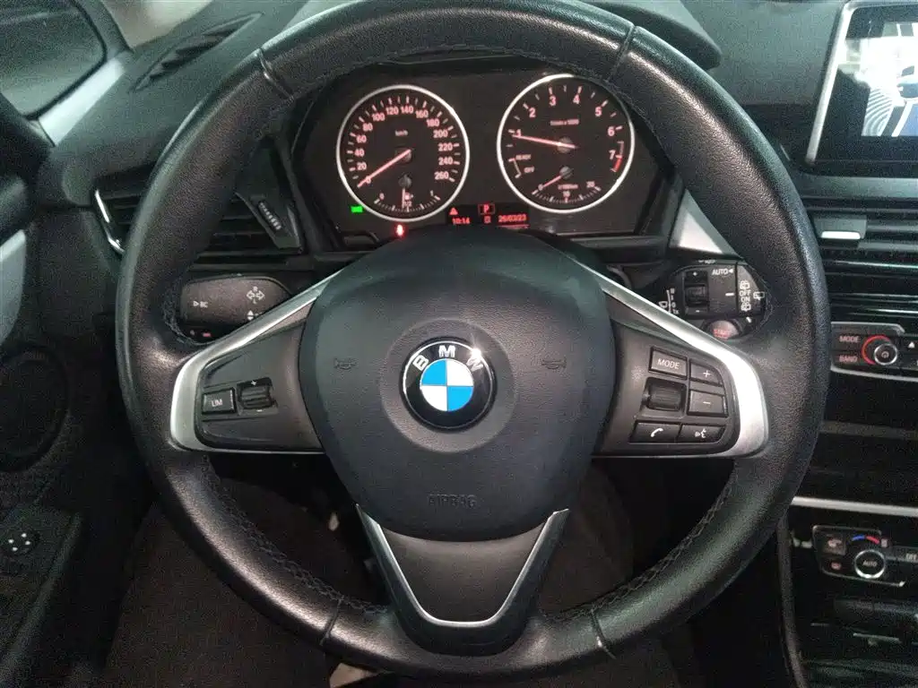 BMW 2 Series Touring 2016 218i Leading фото 7