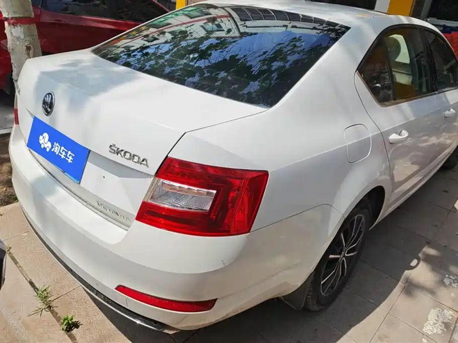 Škoda Octavia 2017 1.6L Manual Smart Edition фото 3